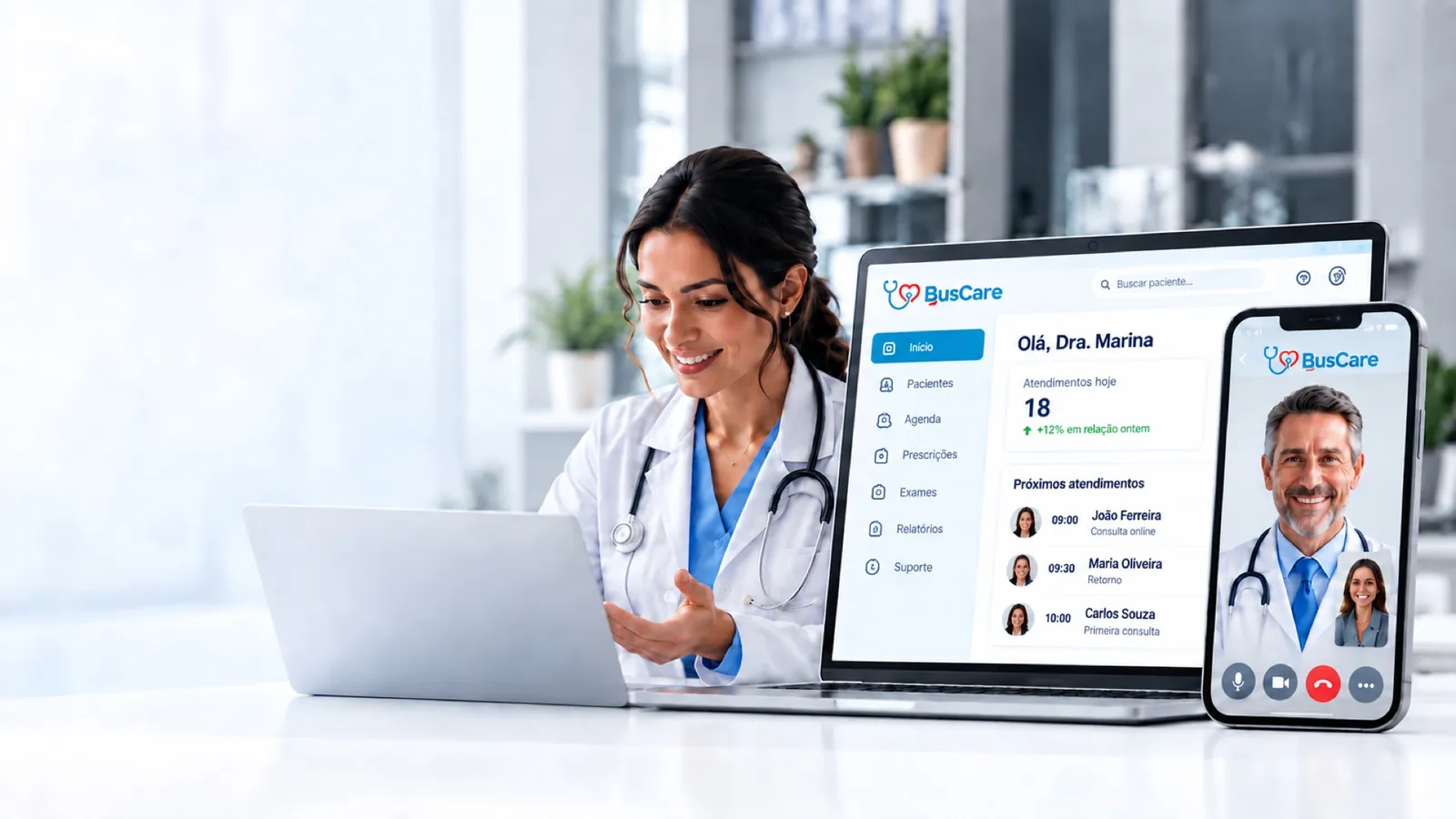 Médica em teleconsulta com a plataforma de saúde digital aberta em computador e smartphone