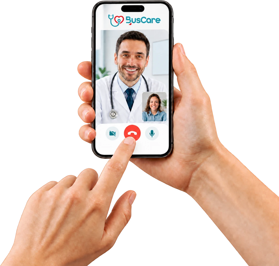 Mão segurando um celular com uma videochamada de médico sorrindo pela plataforma BusCare